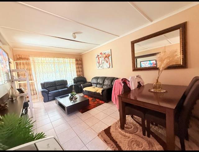 2 BEDROOM APARTMENT FOR SALE IN VANDERBIJLPARK CW 2